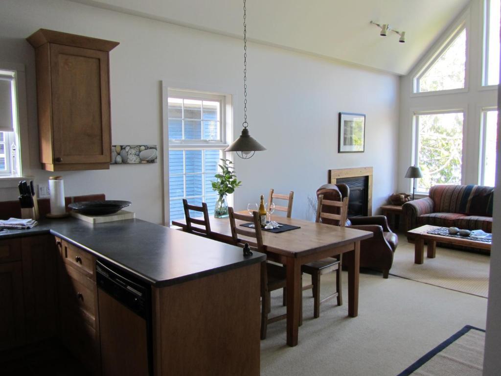 203 At Water'S Edge Apartment Ucluelet Room photo