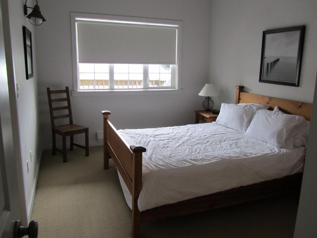 203 At Water'S Edge Apartment Ucluelet Room photo