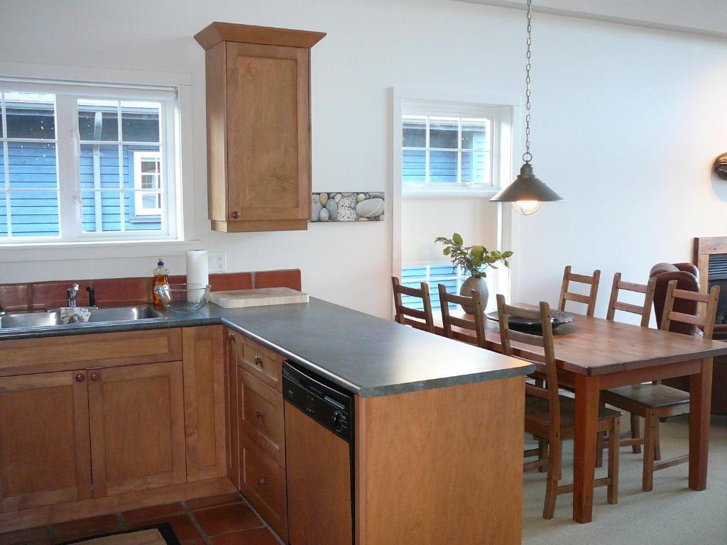 203 At Water'S Edge Apartment Ucluelet Room photo